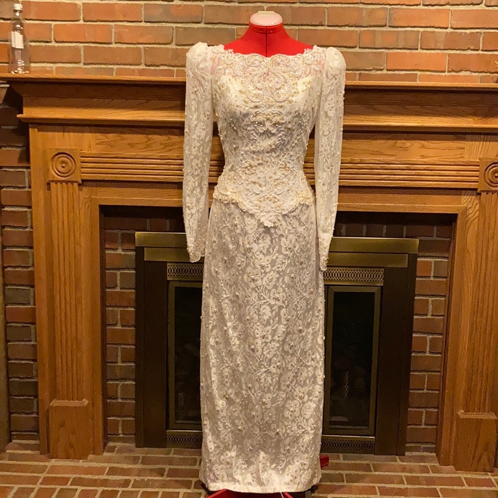 EUC sz 6 Nina Balducci ivory lace LS gown